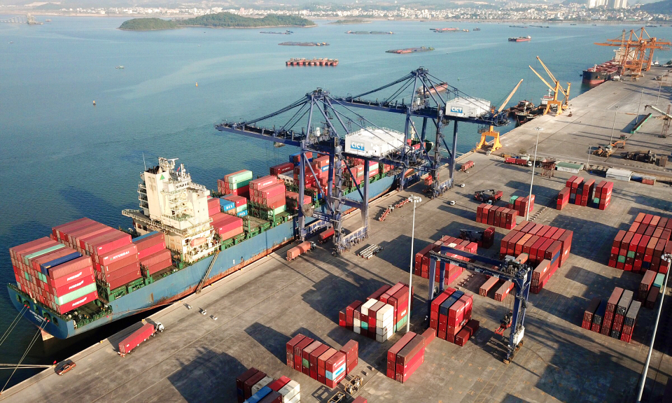 Phát triển dịch vụ cảng biển ở Hạ Long