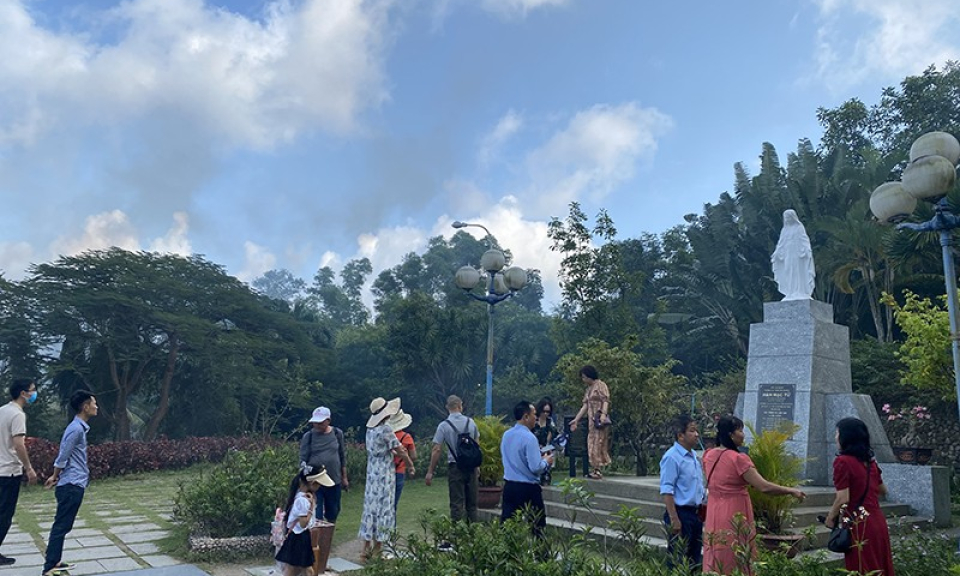 Sao anh không về chơi Ghềnh Ráng?