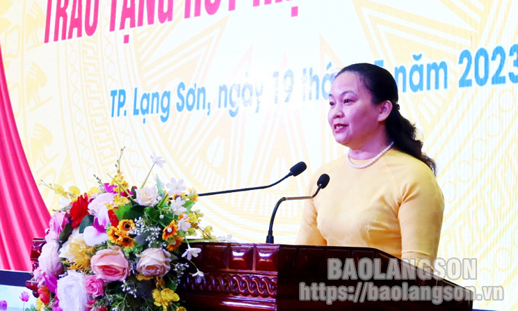 Thành uỷ Lạng Sơn trao Huy hiệu Đảng đợt 19/5
