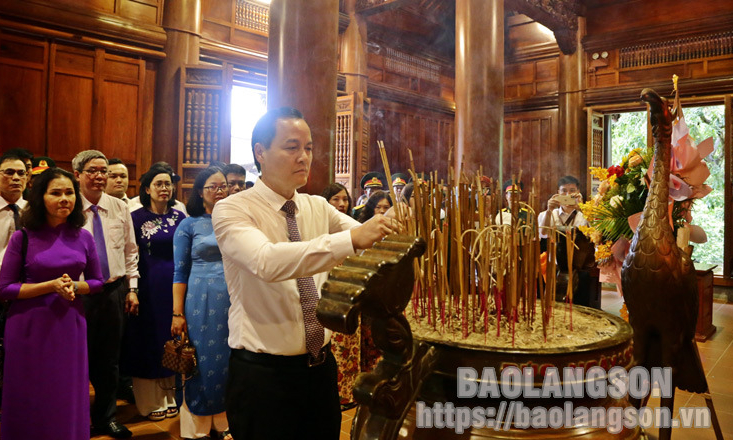 Đoàn Đại biểu điển hình tiên tiến tỉnh Lạng Sơn báo công tại quê Bác