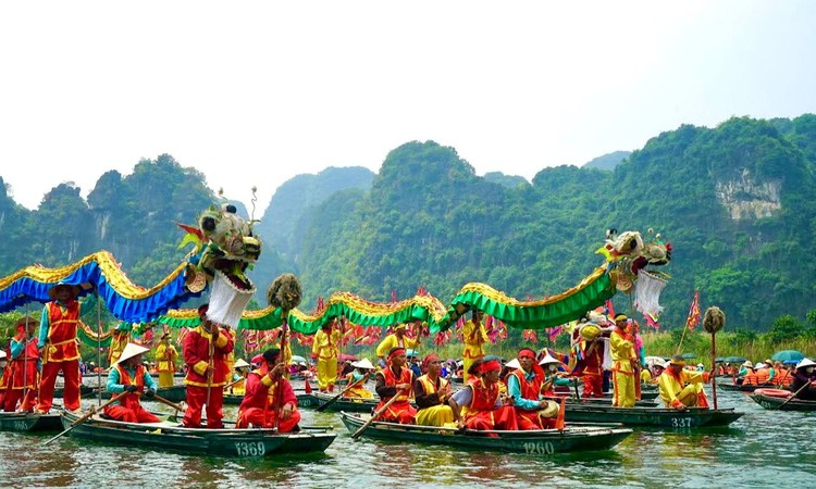 Lễ hội Tràng An thu hút hàng nghìn người dân tham dự