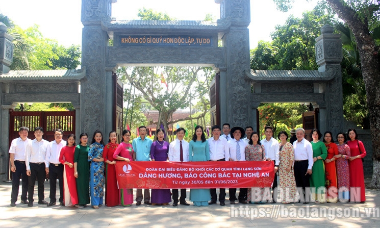 Đoàn đại biểu điển hình tiên tiến Đảng ủy Khối các cơ quan tỉnh báo công tại quê Bác