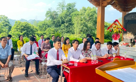 Chi bộ Ban Tổ chức Tỉnh ủy sinh hoạt chuyên đề tại đình Háng Pài