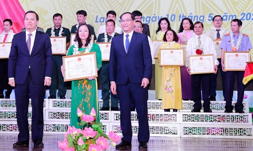 Những bông hoa học và làm theo Bác