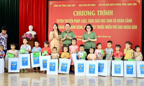 Tuyên truyền pháp luật, khám chữa bệnh và tặng quà cho người dân xã Bắc Xa
