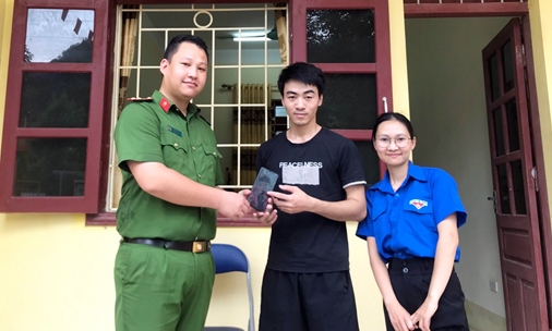 Bí thư đoàn xã trả lại tài sản cho người đánh rơi
