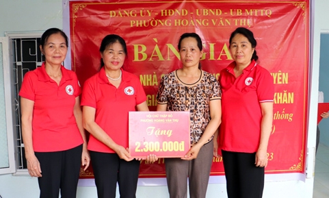 Bàn giao công trình sửa nhà cho hộ có hoàn cảnh khó khăn tại phường Hoàng Văn Thụ