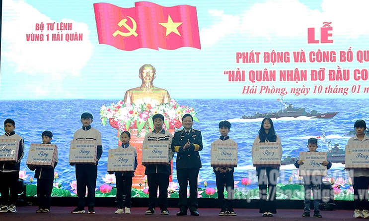 Bộ đội Hải quân đỡ đầu con ngư dân