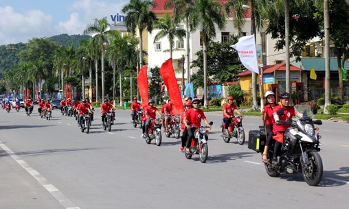 Ban tổ chức Hành trình đỏ Lạng Sơn dâng hương và ra quân diễu hành tuyên truyền vận động hiến máu tình