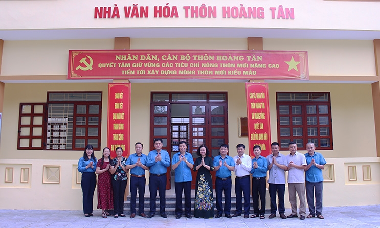 Gắn biển công trình chào mừng Đại hội Công đoàn tỉnh tại xã Hoàng Đồng, thành phố Lạng Sơn