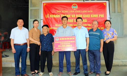Hội Nông dân tỉnh trao kinh phí hỗ trợ xây nhà cho hội viên nông dân có hoàn cảnh khó khăn tại Văn Quan
