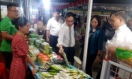thiệu các sản phẩm đặc sản của tỉnh tại Hội chợ xúc tiến thương mại cho khu vực kinh tế tập thể, hợp tác