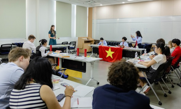 Đội tuyển Việt Nam vào tứ kết cuộc thi tranh biện lớn nhất thế giới
