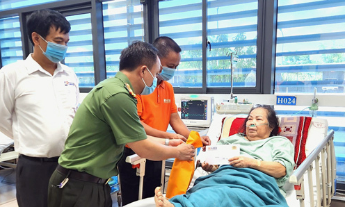 Thăm, tặng quà các bệnh nhân là thương binh, bệnh binh, thân nhân liệt sỹ đang điều trị tại bệnh viện Đa