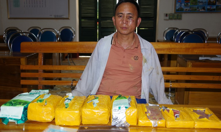 Bắt đối tượng vận chuyển 5kg ma túy đá và 4 bánh heroin