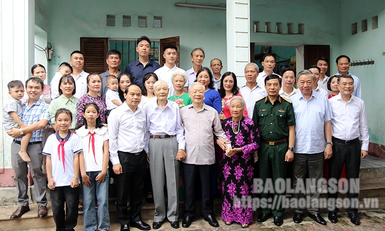 Tổng Bí thư Nguyễn Phú Trọng thăm, tặng quà gia đình chính sách tại thành phố Lạng Sơn