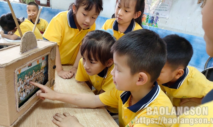 Sáng tạo đồ dùng học tập, đồ chơi từ vật liệu tái chế