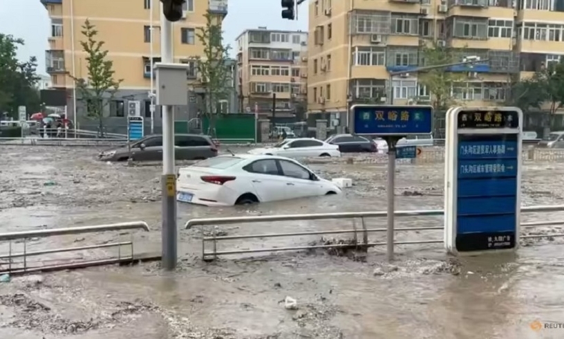 Mưa lũ ở Trung Quốc và sập cần cẩu ở Ấn Độ khiến nhiều người thương vong