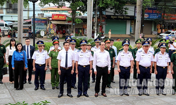 Đoàn đại biểu Bộ Tư lệnh Cảnh sát biển và Đoàn đại biểu của tỉnh, thành phố tổ chức dâng hương và thăm