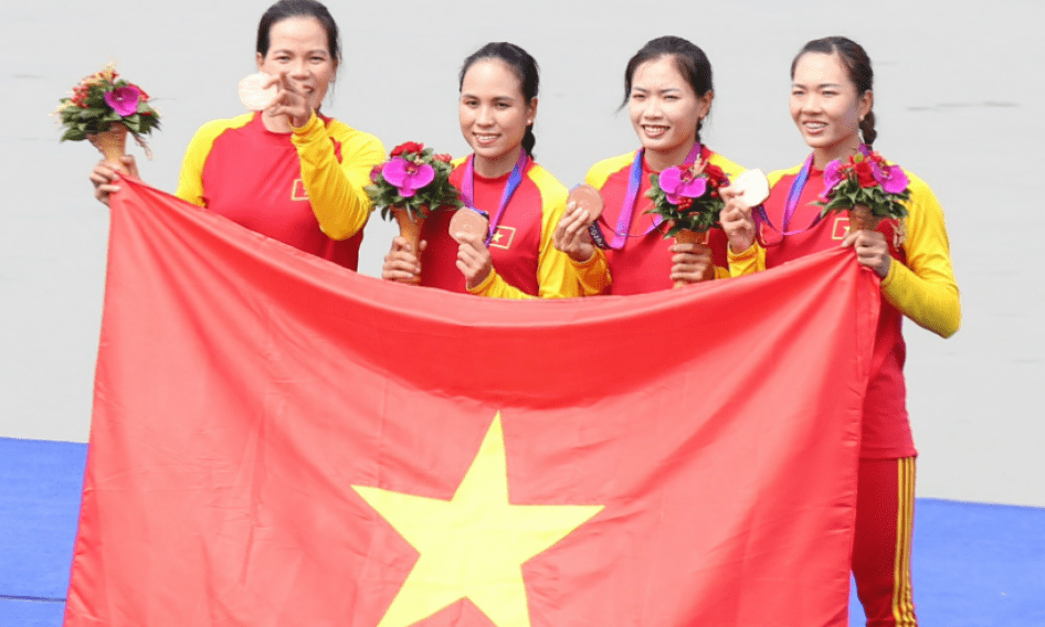 Phía sau tấm huy chương "mở hàng"