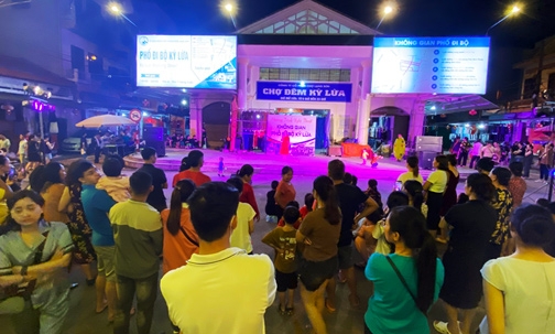 Biểu diễn nghệ thuật đường phố tại Phố đi bộ Kỳ Lừa: Điểm nhấn ngày cuối tuần
