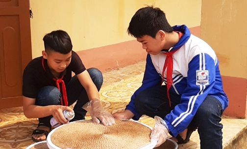 Học sinh THCS xã Xuân Long: Tạo bộ bàn ghế thông minh từ vật liệu tái chế