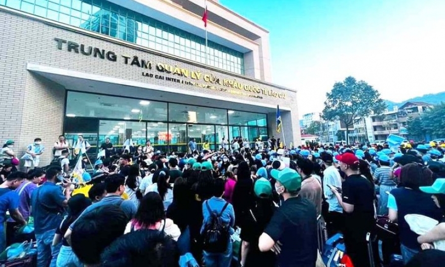 Du khách đông kín cửa khẩu Lào Cai