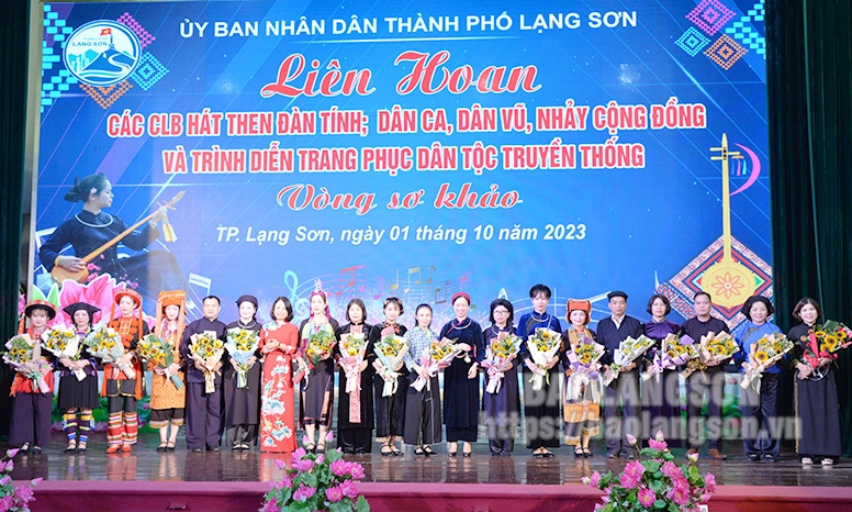 gia vòng sơ khảo liên hoan các câu lạc bộ văn hóa văn nghệ và trình diễn trang phục dân tộc truyền thống