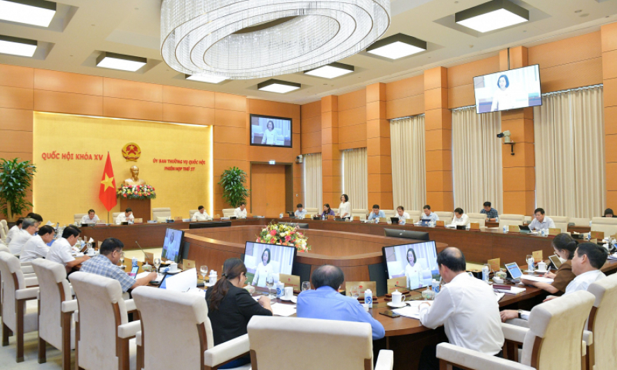 Đề nghị cấm sử dụng bóng cười và thuốc lá điện tử vì gây hại cho giới trẻ