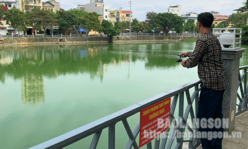 Có biển cấm vẫn ngang nhiên câu cá, bán hàng tại công viên hồ Phai Loạn