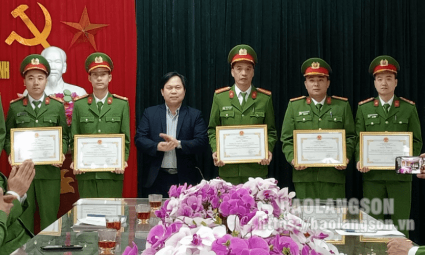 Lộc Bình: Khen thưởng đột xuất tập thể, cá nhân trong đấu tranh bắt giữ tội phạm về ma túy
