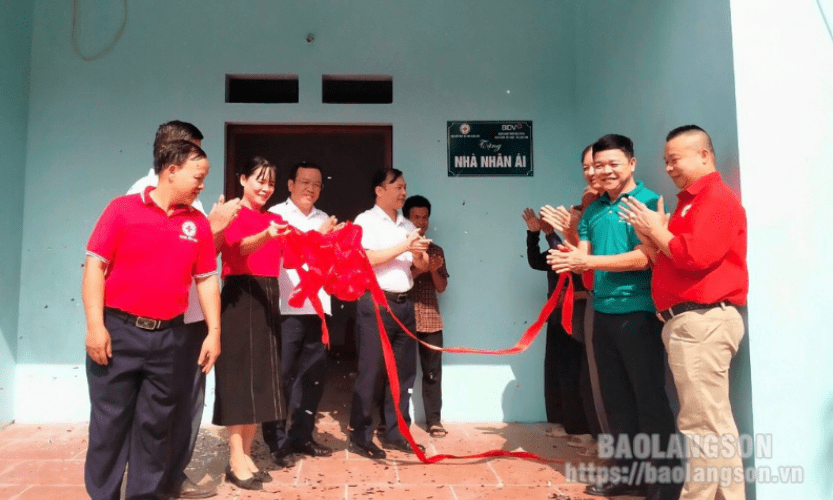 Bàn giao nhà nhân ái cho hộ nghèo có hoàn cảnh đặc biệt khó khăn tại huyện Hữu Lũng