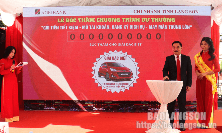 khách hàng trúng thưởng chương trình “Gửi tiền tiết kiệm – Mở tài khoản, Đăng ký dịch vụ, May mắn trúng lớn