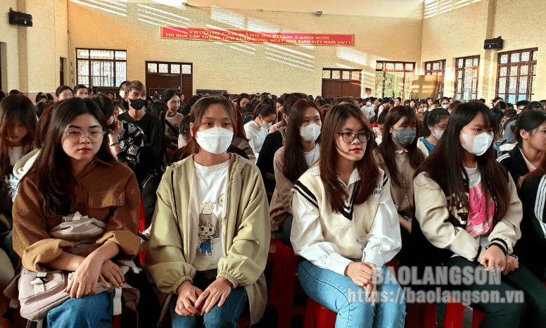 500 sinh viên Trường Cao đẳng Sư phạm Lạng Sơn được tư vấn hướng nghiệp