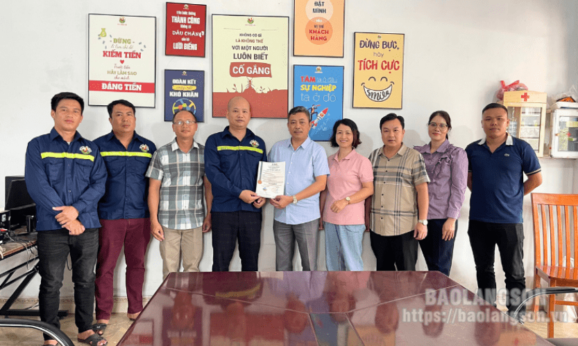 Trao chứng nhận VietGAHP cho 2 cơ sở chăn nuôi
