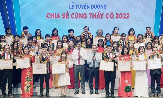 Vinh danh 58 giáo viên tiêu biểu trong chương trình 'Chia sẻ cùng thầy cô' năm 2023