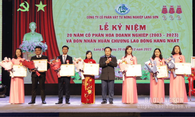 Công ty Cổ phần Vật tư nông nghiệp Lạng Sơn kỷ niệm 20 năm cổ phần hóa doanh nghiệp và đón nhận Huân