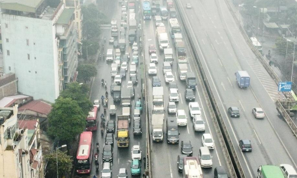Ngày đầu nghỉ Tết Dương lịch, dòng xe ra cửa ngõ Hà Nội nhích dần từng mét