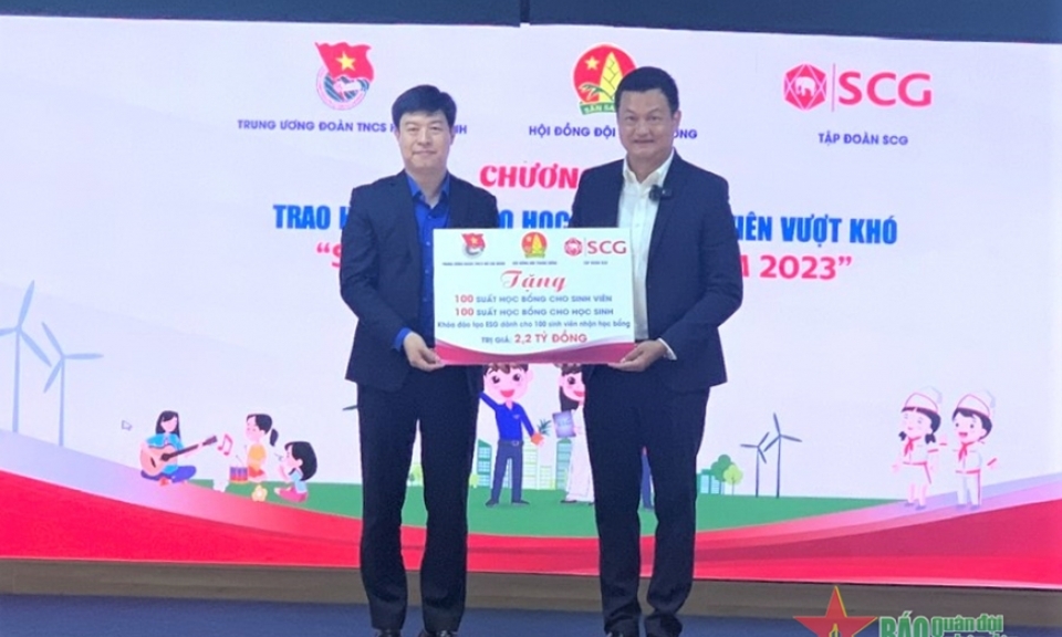 2,2 tỷ đồng học bổng tặng học sinh, sinh viên vượt khó