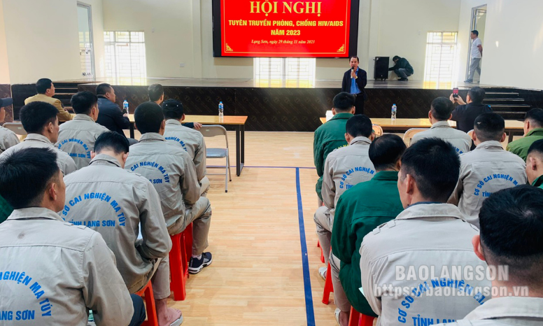 Tăng truyền thông, nâng hiệu quả điều trị HIV/AIDS
