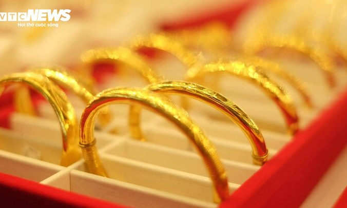 Tăng phi mã ngay đầu phiên, giá vàng SJC vượt 76 triệu đồng/lượng