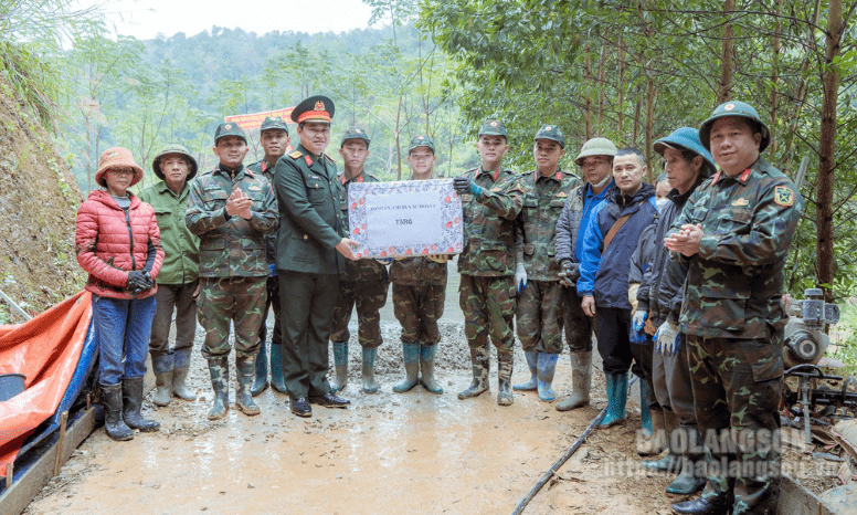 thăm, tặng quà cán bộ, chiến sĩ Trung đoàn 141 đang làm công tác dân vận tại xã Hội Hoan, huyện Văn Lãng