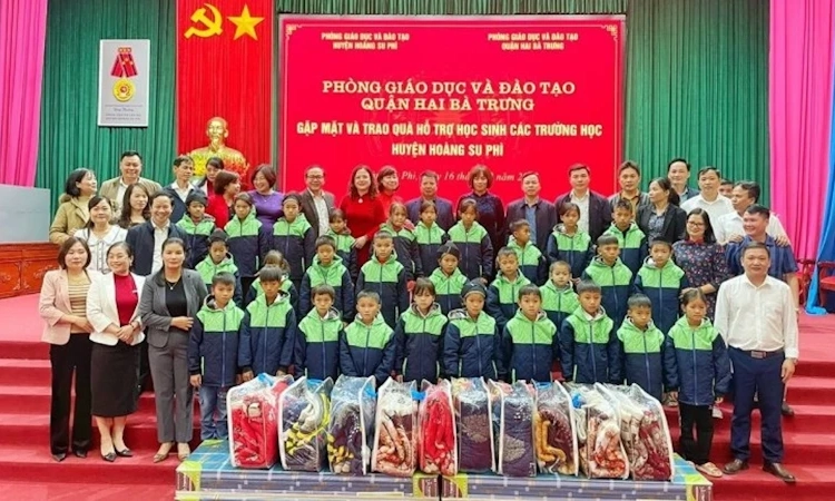 Giáo viên Hà Nội dạy học trực tuyến cho học sinh vùng cao