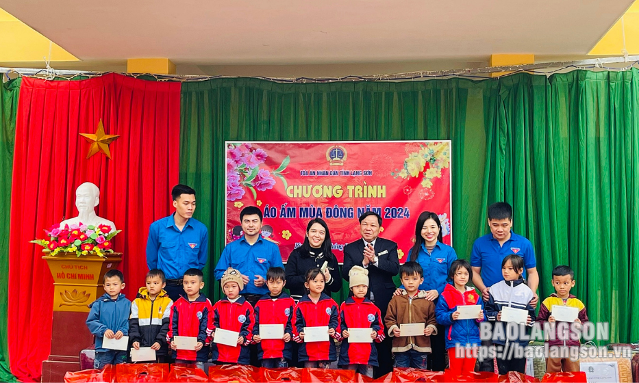 Tặng quà chương trình “Áo ấm mùa đông” cho học sinh ở Bình Gia