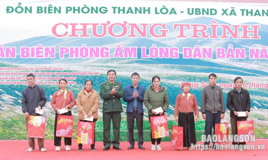 Tặng quà trị giá khoảng 200 triệu đồng tại Chương trình “Xuân Biên phòng - Ấm lòng dân bản” năm 2024