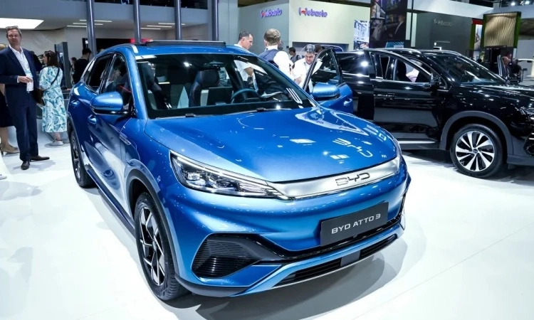 Hãng xe điện BYD lần đầu tiên vượt Tesla về doanh số bán