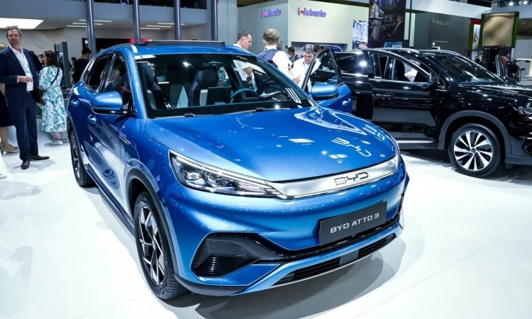 Hãng xe điện BYD lần đầu tiên vượt Tesla về doanh số bán