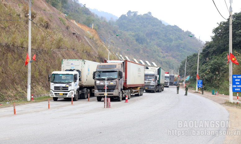 Số lượng xe thông quan qua các cửa khẩu trong ngày tăng cao