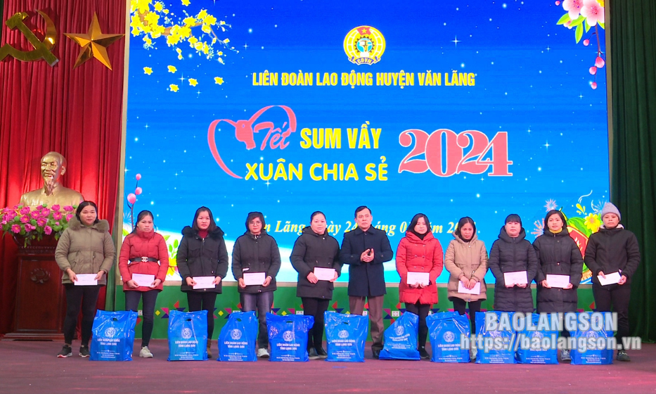 Văn Lãng: Trao tặng 108 suất quà tết cho đoàn viên, người lao động có hoàn cảnh khó khăn
