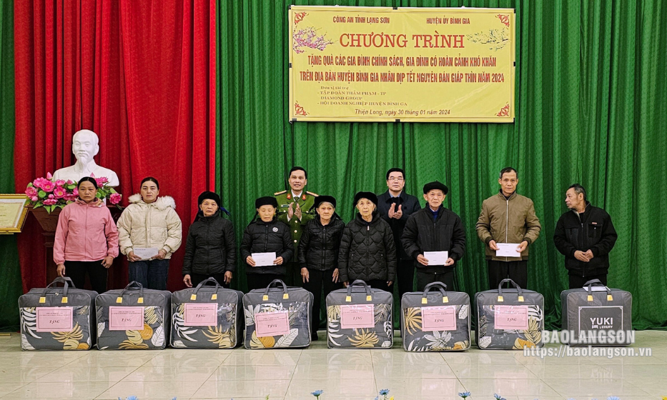 Lãnh đạo Công an tỉnh tặng quà tết tại huyện Bình Gia